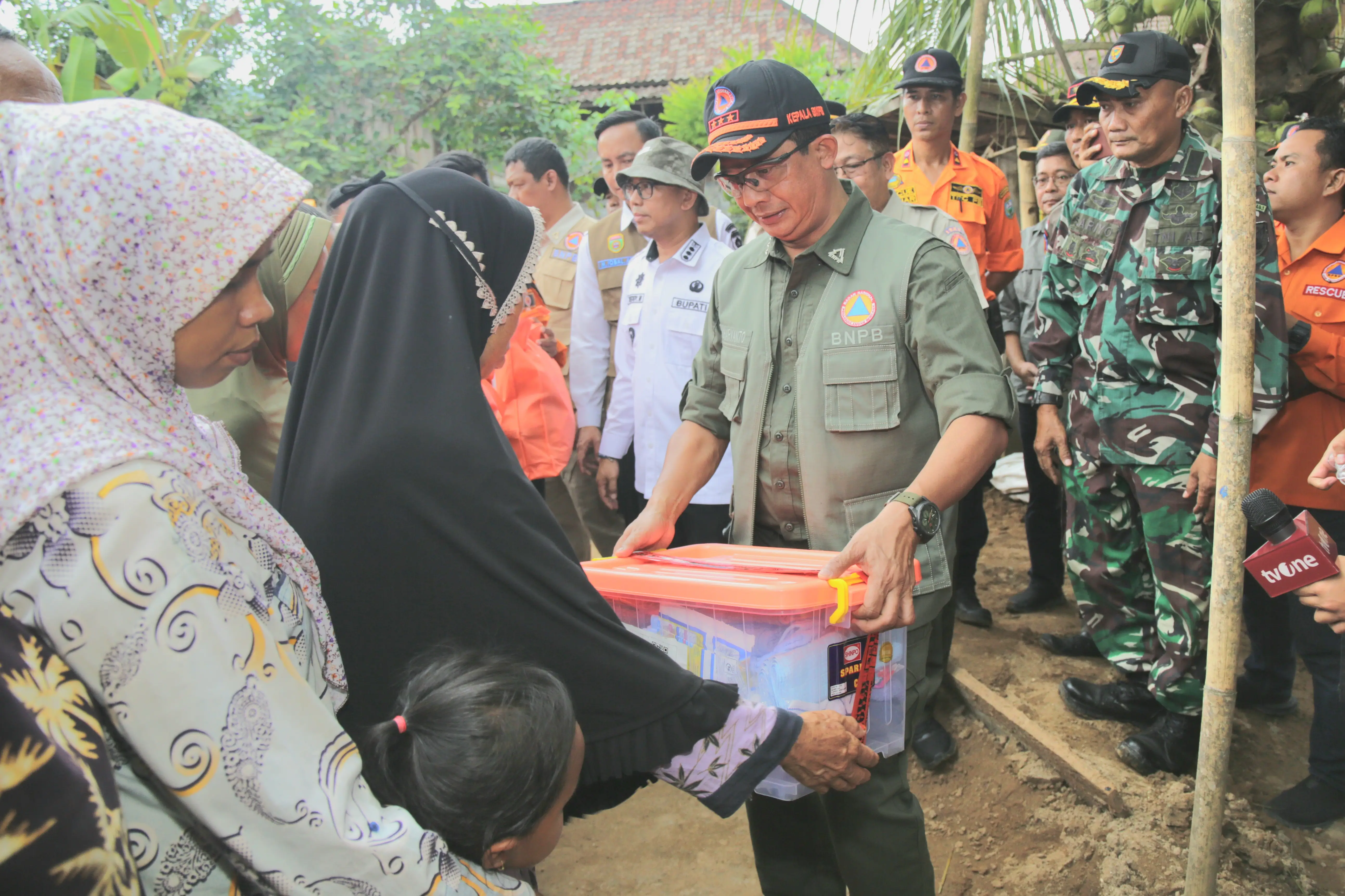 Pada kesempatan yang sama, Kepala BNPB Letnan Jenderal TNI Suharyanto, S.Sos., M.M., juga turut bertemu warga yang terdampak banjir guna memberikan dukungan moril dan menyerahkan bantuan untuk memenuhi kebutuhan sehari-hari. 